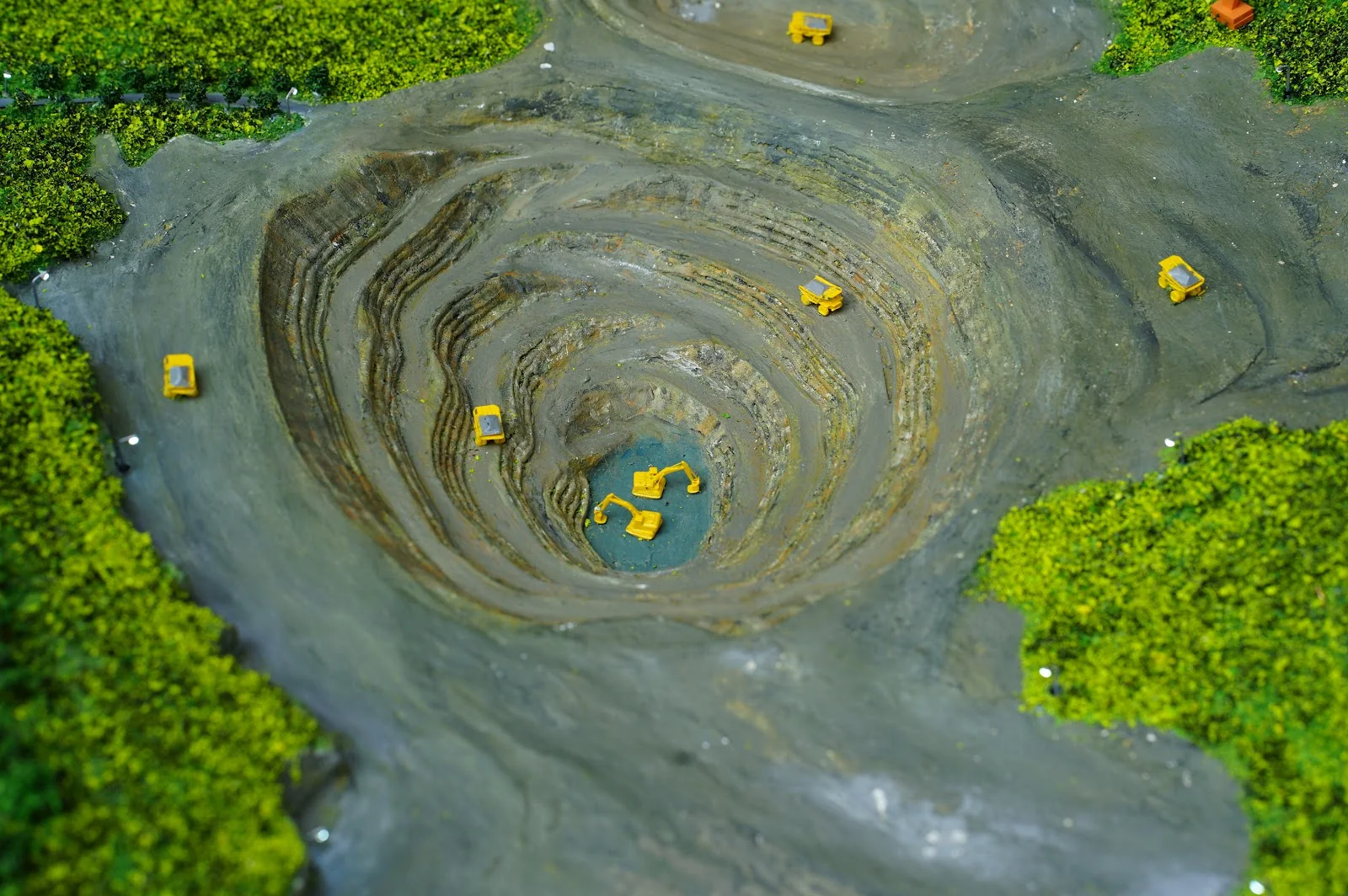 Mining pit and terrain hierarchy detail in Amman Mineral diorama.