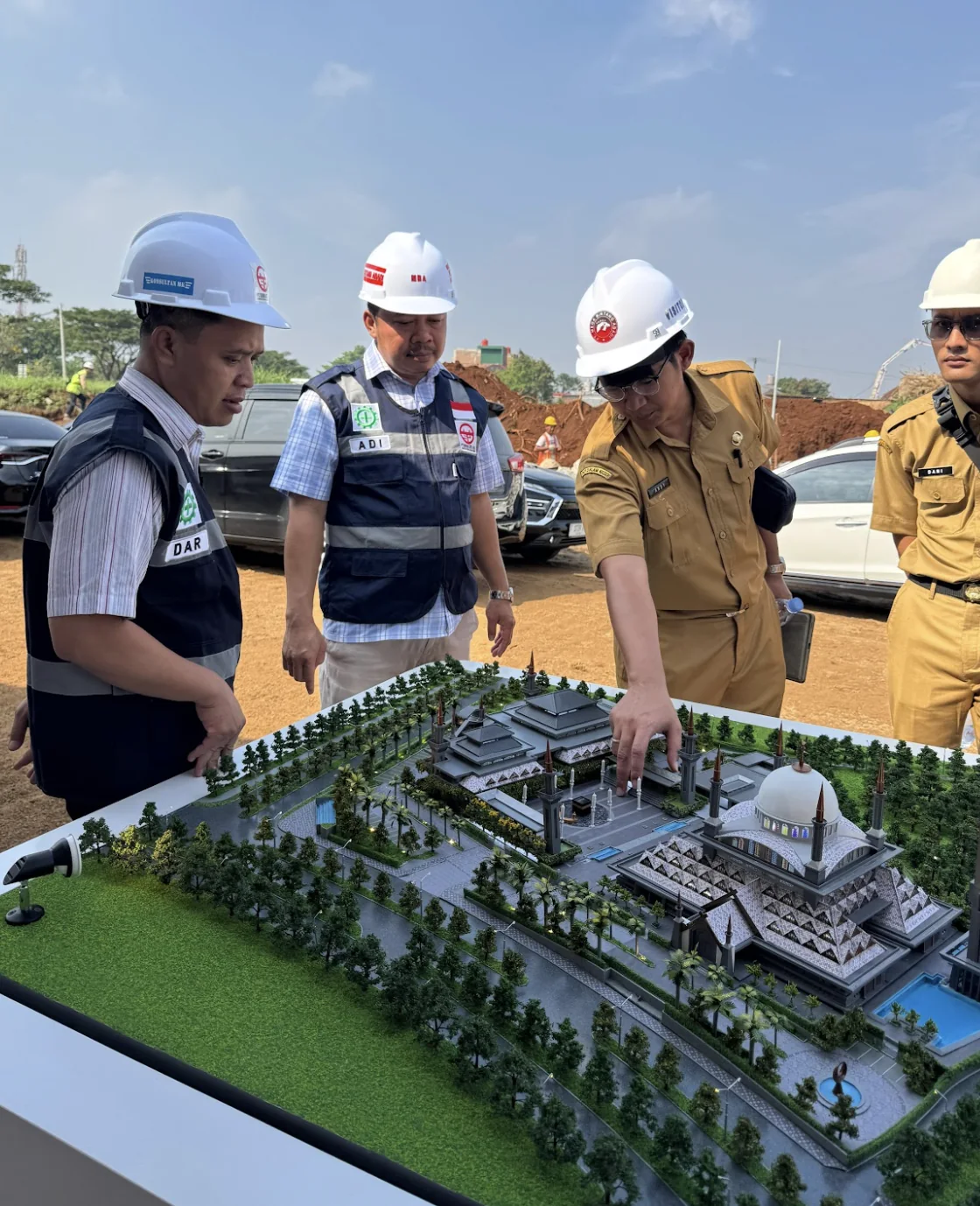 Officials reviewing Masjid Raya Bogor model on site.