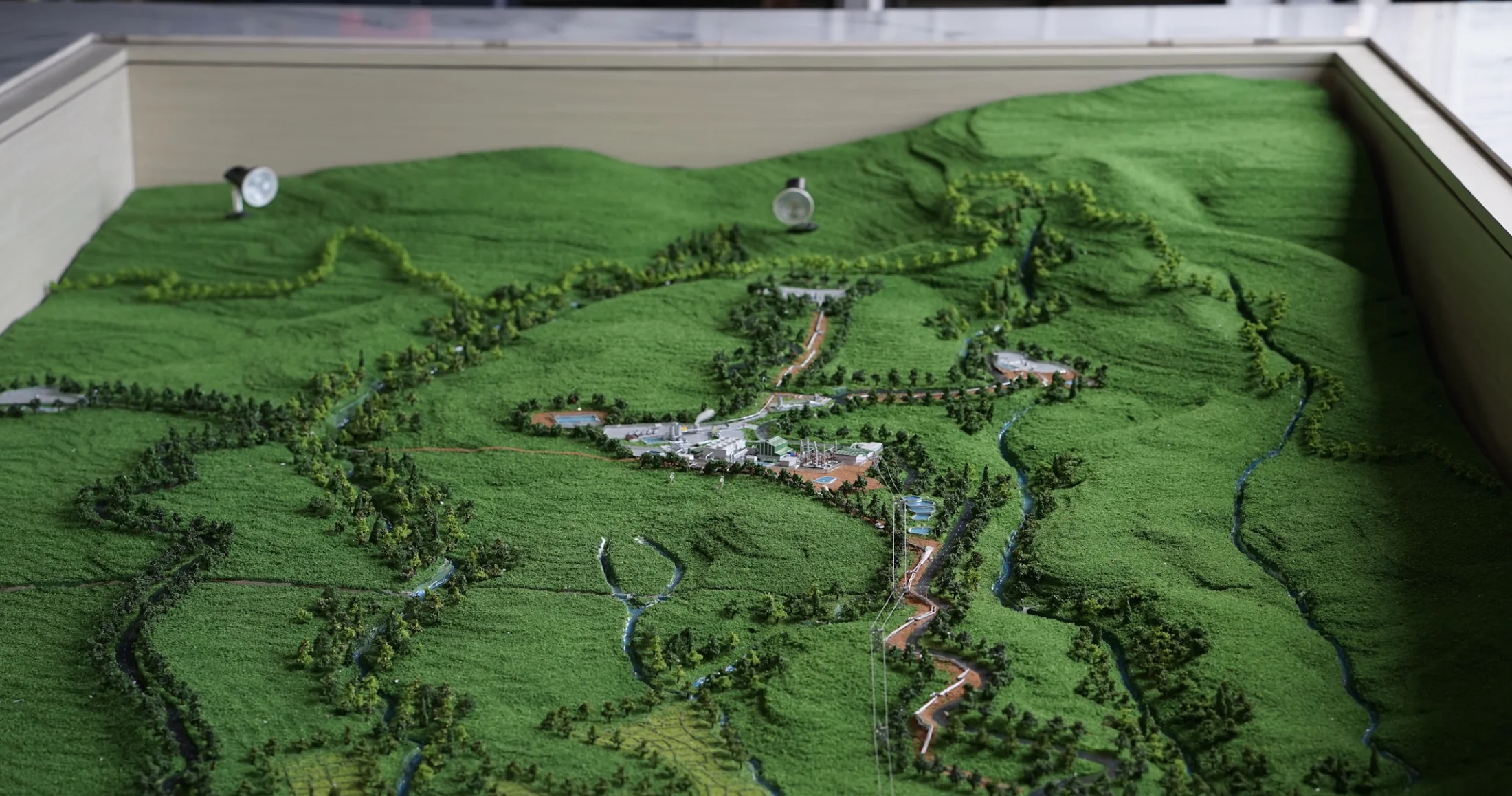Power Plant Muara Laboh terrain diorama with facility, access roads, river lines, and green contours.