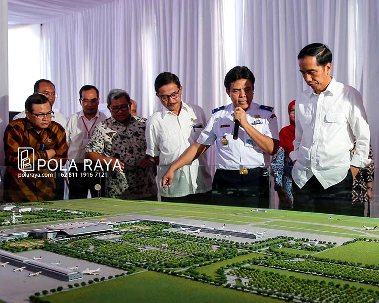 President Joko Widodo reviewing an airport infrastructure model.