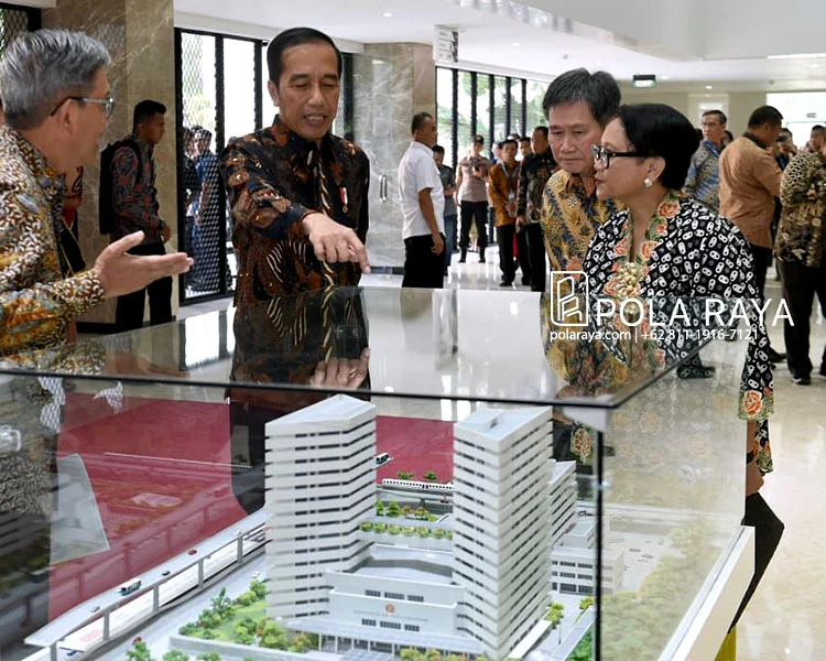 President Joko Widodo reviewing an institutional building model.