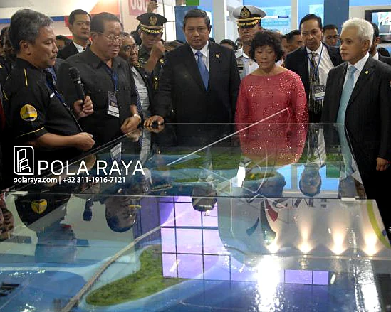 President Susilo Bambang Yudhoyono reviewing an infrastructure model.
