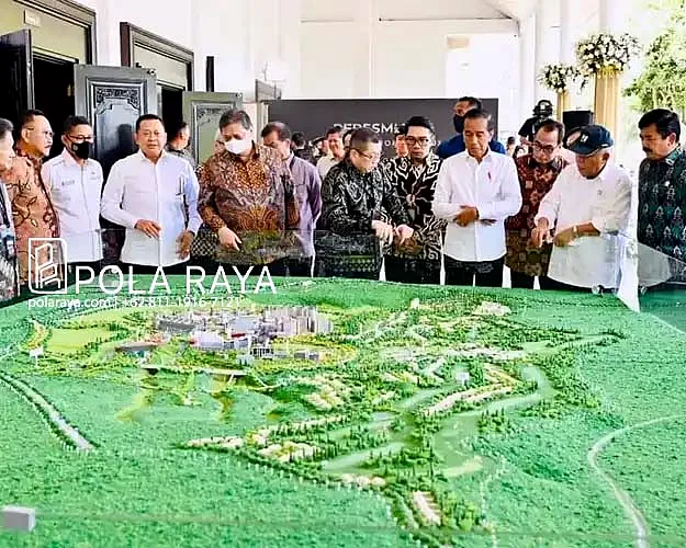 President Joko Widodo and stakeholders reviewing a Pola Raya model.