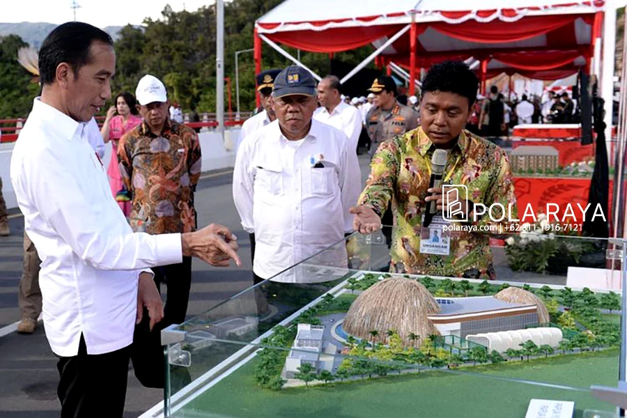 President Joko Widodo inspecting a Pola Raya presentation model.