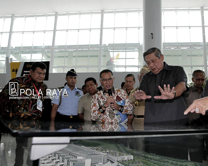 President Susilo Bambang Yudhoyono reviewing a model in a public project setting.